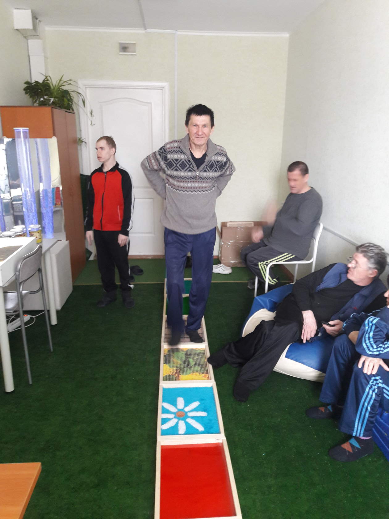 Роль напольного покрытия и тактильных элементов для ног в сенсорной комнате
